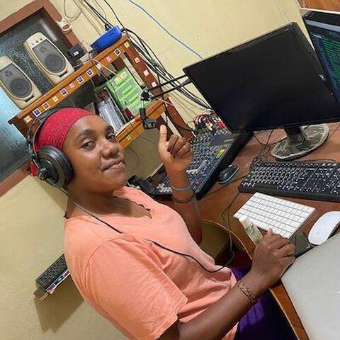Weya Gloria, staff